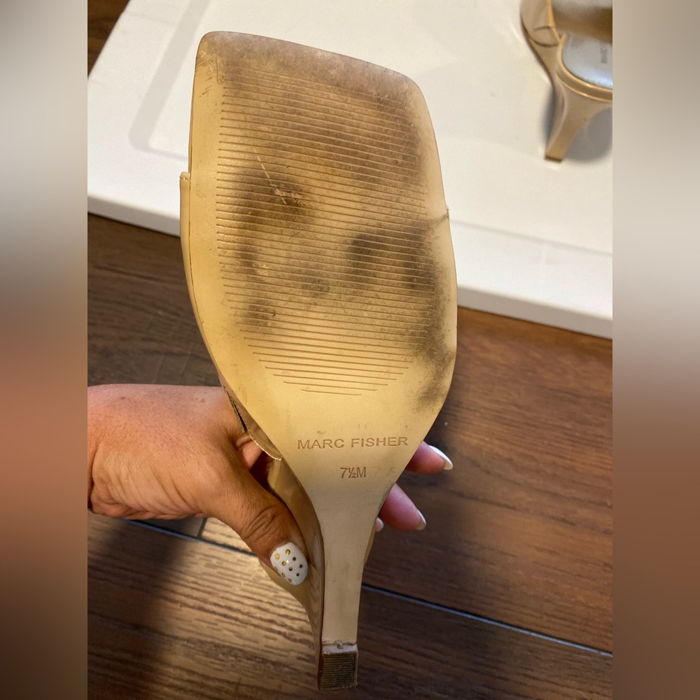 Sleek Marc Fisher Rollo Wedge Sandals in cream color, Quiet Luxury Size 7.5 - Picture 5 of 5